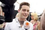 Amsterdam 8 juni 2016
Douwe Bob verkoopt de eerste 100 jaarten voor zijn concert in de heineken music hall HMH op de albert Cuyp markt.