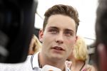 Amsterdam 8 juni 2016
Douwe Bob verkoopt de eerste 100 jaarten voor zijn concert in de heineken music hall HMH op de albert Cuyp markt.