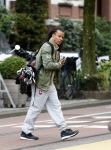 Amsterdam 13 juni 2016
Edgar davids met golftas op straat in Amsterdam zuid.