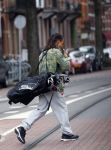 Amsterdam 13 juni 2016
Edgar davids met golftas op straat in Amsterdam zuid.