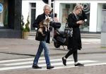 Amsterdam 13 juni 2016
Hans v Willigenburg laat zijn hond uit.