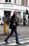 Amsterdam 13 juni 2016
Hans v Willigenburg laat zijn hond uit.