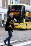 Amsterdam 13 juni 2016
Hans v Willigenburg laat zijn hond uit.