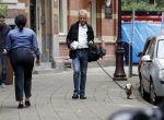 Amsterdam 13 juni 2016
Hans v Willigenburg laat zijn hond uit.