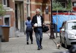 Amsterdam 13 juni 2016
Hans v Willigenburg laat zijn hond uit.