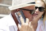 ibiza 27 juni 2016
Sonja Bakker met man Jan Reus en zoon Bram bij cala Bassa. Ze rijden in een VW kever cabrio.
Jan heeft een hoesje met foto van Sonja op zijn telefoon