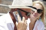 ibiza 27 juni 2016
Sonja Bakker met man Jan Reus en zoon Bram bij cala Bassa. Ze rijden in een VW kever cabrio.
Jan heeft een hoesje met foto van Sonja op zijn telefoon
