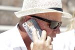 ibiza 27 juni 2016
Sonja Bakker met man Jan Reus en zoon Bram bij cala Bassa. Ze rijden in een VW kever cabrio.
Jan heeft een hoesje met foto van Sonja op zijn telefoon
