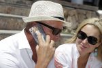 ibiza 27 juni 2016
Sonja Bakker met man Jan Reus en zoon Bram bij cala Bassa. Ze rijden in een VW kever cabrio.
Jan heeft een hoesje met foto van Sonja op zijn telefoon