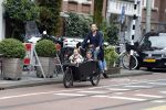 Amsterdam 13 juni 2016
Johnny Heitinga met zijn vrouw Charlotte Sophie en kinderen Jezebel en Lennox op de bakfiets in Amsterdam zuid.