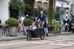 Amsterdam 13 juni 2016
Johnny Heitinga met zijn vrouw Charlotte Sophie en kinderen Jezebel en Lennox op de bakfiets in Amsterdam zuid.