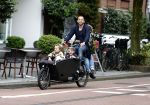 Amsterdam 13 juni 2016
Johnny Heitinga met zijn vrouw Charlotte Sophie en kinderen Jezebel en Lennox op de bakfiets in Amsterdam zuid.