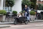 Amsterdam 13 juni 2016
Johnny Heitinga met zijn vrouw Charlotte Sophie en kinderen Jezebel en Lennox op de bakfiets in Amsterdam zuid.