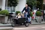 Amsterdam 13 juni 2016
Johnny Heitinga met zijn vrouw Charlotte Sophie en kinderen Jezebel en Lennox op de bakfiets in Amsterdam zuid.