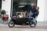 Amsterdam 13 juni 2016
Johnny Heitinga met zijn vrouw Charlotte Sophie en kinderen Jezebel en Lennox op de bakfiets in Amsterdam zuid.