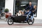 Amsterdam 13 juni 2016
Johnny Heitinga met zijn vrouw Charlotte Sophie en kinderen Jezebel en Lennox op de bakfiets in Amsterdam zuid.