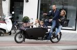 Amsterdam 13 juni 2016
Johnny Heitinga met zijn vrouw Charlotte Sophie en kinderen Jezebel en Lennox op de bakfiets in Amsterdam zuid.