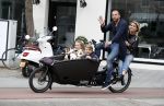 Amsterdam 13 juni 2016
Johnny Heitinga met zijn vrouw Charlotte Sophie en kinderen Jezebel en Lennox op de bakfiets in Amsterdam zuid.