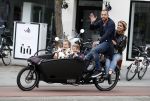 Amsterdam 13 juni 2016
Johnny Heitinga met zijn vrouw Charlotte Sophie en kinderen Jezebel en Lennox op de bakfiets in Amsterdam zuid.