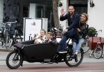 Amsterdam 13 juni 2016
Johnny Heitinga met zijn vrouw Charlotte Sophie en kinderen Jezebel en Lennox op de bakfiets in Amsterdam zuid.