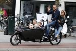 Amsterdam 13 juni 2016
Johnny Heitinga met zijn vrouw Charlotte Sophie en kinderen Jezebel en Lennox op de bakfiets in Amsterdam zuid.