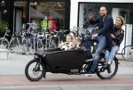 Amsterdam 13 juni 2016
Johnny Heitinga met zijn vrouw Charlotte Sophie en kinderen Jezebel en Lennox op de bakfiets in Amsterdam zuid.