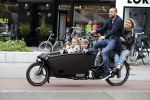 Amsterdam 13 juni 2016
Johnny Heitinga met zijn vrouw Charlotte Sophie en kinderen Jezebel en Lennox op de bakfiets in Amsterdam zuid.