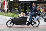 Amsterdam 13 juni 2016
Johnny Heitinga met zijn vrouw Charlotte Sophie en kinderen Jezebel en Lennox op de bakfiets in Amsterdam zuid.