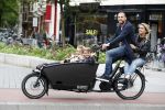 Amsterdam 13 juni 2016
Johnny Heitinga met zijn vrouw Charlotte Sophie en kinderen Jezebel en Lennox op de bakfiets in Amsterdam zuid.
