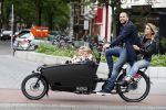Amsterdam 13 juni 2016
Johnny Heitinga met zijn vrouw Charlotte Sophie en kinderen Jezebel en Lennox op de bakfiets in Amsterdam zuid.