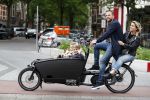 Amsterdam 13 juni 2016
Johnny Heitinga met zijn vrouw Charlotte Sophie en kinderen Jezebel en Lennox op de bakfiets in Amsterdam zuid.