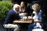 Amsterdam 10 juni 2016 
Manfred de Graaf met een vriendin op een terras in amsterdam zuid.