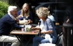 Amsterdam 10 juni 2016 
Manfred de Graaf met een vriendin op een terras in amsterdam zuid.