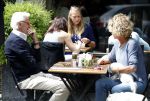 Amsterdam 10 juni 2016 
Manfred de Graaf met een vriendin op een terras in amsterdam zuid.