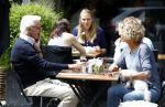 Amsterdam 10 juni 2016 
Manfred de Graaf met een vriendin op een terras in amsterdam zuid.