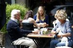Amsterdam 10 juni 2016 
Manfred de Graaf met een vriendin op een terras in amsterdam zuid.