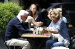 Amsterdam 10 juni 2016 
Manfred de Graaf met een vriendin op een terras in amsterdam zuid.