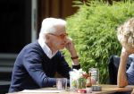 Amsterdam 10 juni 2016 
Manfred de Graaf met een vriendin op een terras in amsterdam zuid.