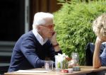 Amsterdam 10 juni 2016 
Manfred de Graaf met een vriendin op een terras in amsterdam zuid.