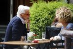 Amsterdam 10 juni 2016 
Manfred de Graaf met een vriendin op een terras in amsterdam zuid.