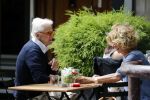 Amsterdam 10 juni 2016 
Manfred de Graaf met een vriendin op een terras in amsterdam zuid.