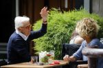 Amsterdam 10 juni 2016 
Manfred de Graaf met een vriendin op een terras in amsterdam zuid.