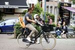 Amsterdam 22 juni 2016  
Ronald de Boer met zijn dochter op de fiets.