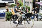 Amsterdam 22 juni 2016  
Ronald de Boer met zijn dochter op de fiets.