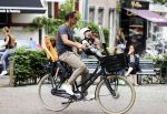 Amsterdam 22 juni 2016  
Ronald de Boer met zijn dochter op de fiets.