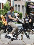 Amsterdam 22 juni 2016  
Ronald de Boer met zijn dochter op de fiets.