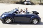 ibiza 27 juni 2016
Sonja Bakker met man Jan Reus en zoon Bram bij cala Bassa. Ze rijden in een VW kever cabrio.