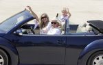 ibiza 27 juni 2016
Sonja Bakker met man Jan Reus en zoon Bram bij cala Bassa. Ze rijden in een VW kever cabrio.