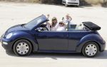 ibiza 27 juni 2016
Sonja Bakker met man Jan Reus en zoon Bram bij cala Bassa. Ze rijden in een VW kever cabrio.
