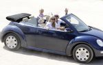 ibiza 27 juni 2016
Sonja Bakker met man Jan Reus en zoon Bram bij cala Bassa. Ze rijden in een VW kever cabrio.